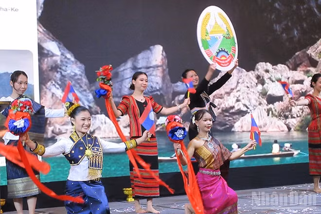 Tiết mục văn nghệ tại buổi lễ. 