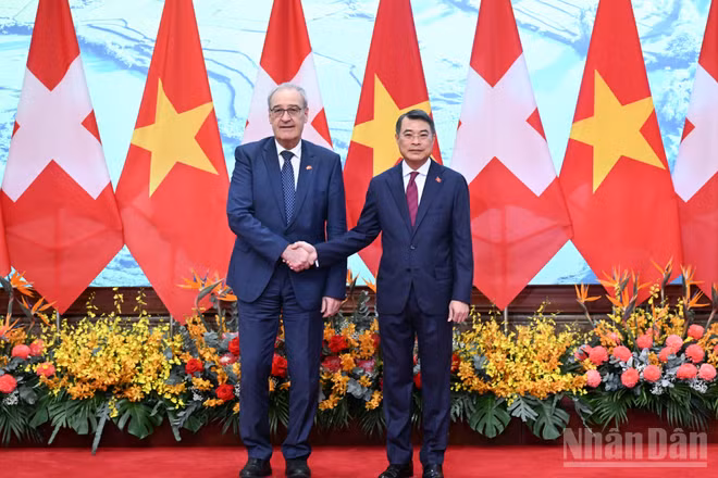 Thủ tướng Lê Minh Hưng và Tổng thống Liên bang Thụy Sĩ Guy Parmelin.