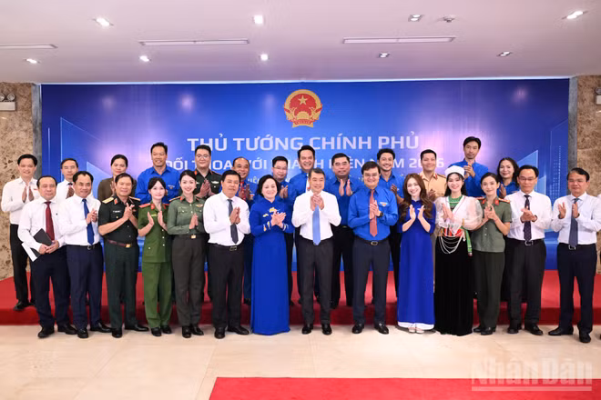 Thủ tướng Lê Minh Hưng và các đại biểu tham dự chương trình đối thoại.