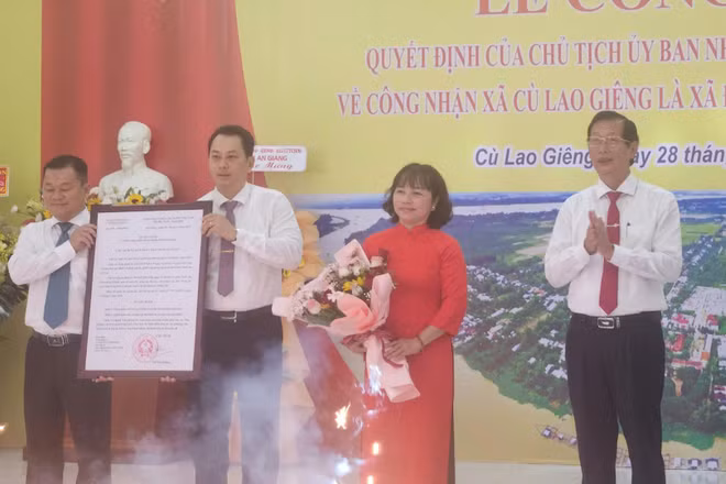 Quang cảnh lễ công bố quyết định công nhận xã Cù Lao Giêng là xã đảo thuộc tỉnh An Giang.