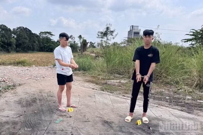 Công an dựng lại hiện trường nơi Sang và Thế dùng hung khí chém người cướp xe.