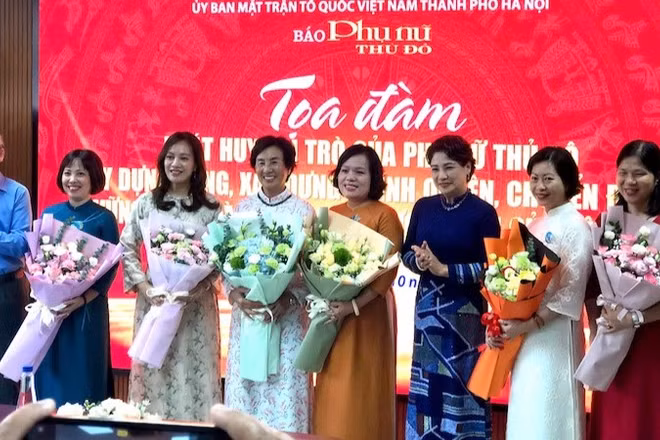Tổng Biên tập Báo Phụ nữ Thủ đô Lê Quỳnh Trang và Phó Chủ tịch Thường trực Hội Nhà báo thành phố Hà Nội Kiều Thanh Hùng tặng hoa các khách mời tham gia tọa đàm.