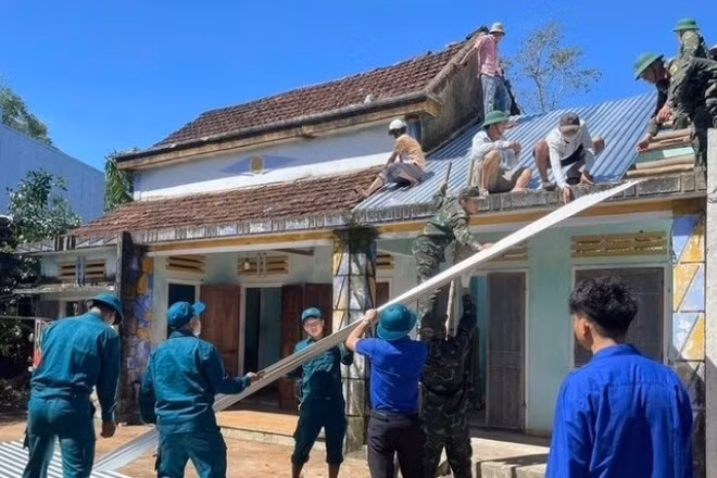 Lực lượng xung kích xã Tây Hồ (thành phố Đà Nẵng) giúp dân sửa chữa nhà bị tốc mái. (Ảnh: VGP)