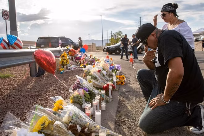 Người dân tưởng nhớ các nạn nhân gần hiện trường vụ xả súng ở El Paso, Texas, Mỹ, ngày 4/8/2019. (Ảnh: Tân Hoa xã)