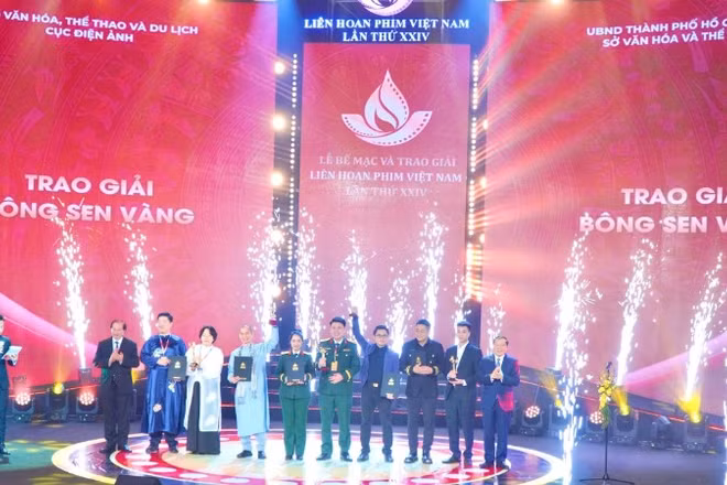 Trao giải Bông sen vàng cho các bộ phim xuất sắc tại Liên hoan phim Việt Nam lần thứ 24. (Ảnh: MAI ANH)