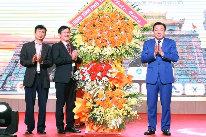 Phó Chủ tịch Ủy ban nhân dân tỉnh Phú Thọ Nguyễn Huy học tặng hoa chúc mừng Hội Hóa sinh y học Hà nội và các tỉnh phía bắc.