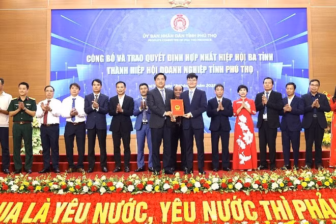 Chủ tịch Ủy ban nhân dân tỉnh Trần Duy Đông trao quyết định thành lập Hiệp hội Doanh nghiệp tỉnh Phú Thọ.