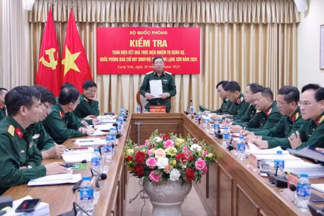 Thượng tướng Huỳnh Chiến Thắng, Ủy viên Trung ương Đảng, Phó Tổng Tham mưu trưởng Quân đội nhân dân Việt Nam phát biểu tại Ban Chỉ huy Bộ đội Biên phòng tỉnh Lạng Sơn.
