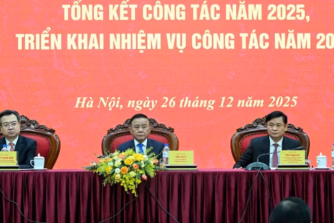 Thường trực Ban Bí thư Trần Cẩm Tú cùng các đồng chí lãnh đạo Ban Chính sách, chiến lược Trung ương chủ trì hội nghị. (Ảnh: DUY LINH)