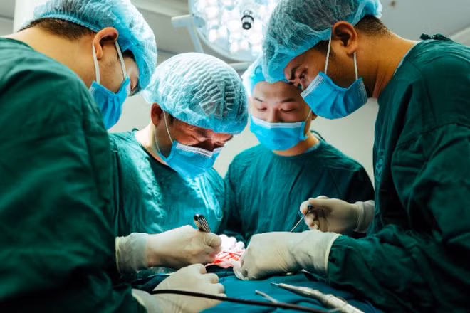 Các bác sĩ đang thực hiện ca phẫu thuật.