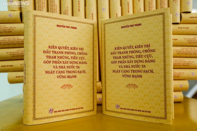 Cuốn sách "Kiên quyết, kiên trì đấu tranh phòng, chống tham nhũng, tiêu cực, góp phần xây dựng Ðảng và Nhà nước ta ngày càng trong sạch, vững mạnh" của cố Tổng Bí thư Nguyễn Phú Trọng.
