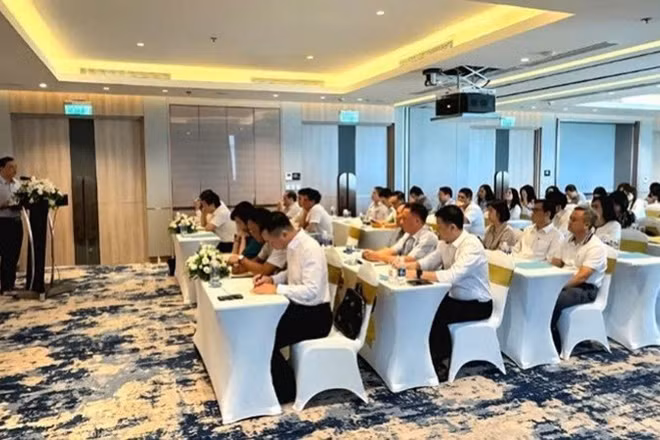Tập huấn công tác Đảng cho các chi bộ, đảng viên. (Ảnh: MINH HOÀN)