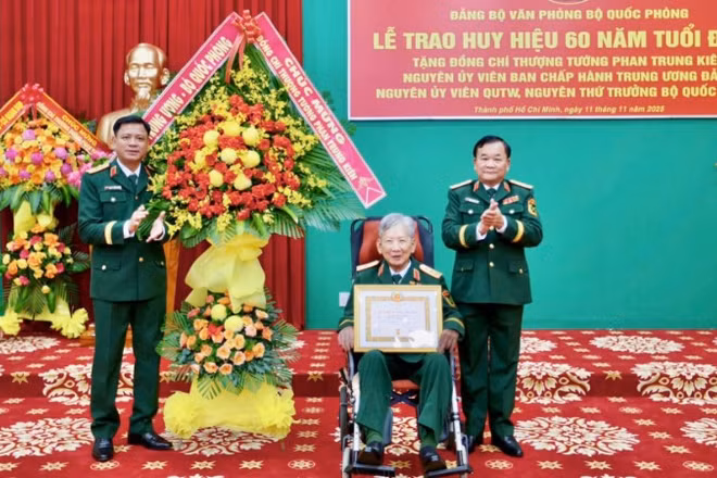 Trao Huy hiệu 60 năm tuổi Đảng cho Thượng tướng Phan Trung Kiên.