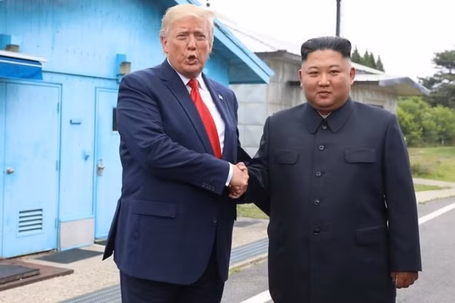 Tổng thống Mỹ Donald Trump bắt tay nhà lãnh đạo Triều Tiên Kim Jong Un tại làng đình chiến Panmunjom, ngày 30/6/2019. (Ảnh: THX) 