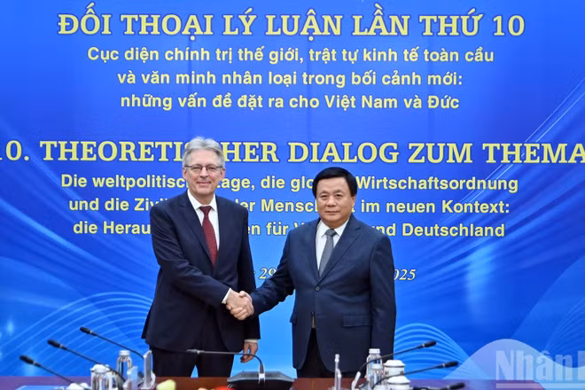 Trưởng đoàn đại biểu Đảng Cộng sản Việt Nam Nguyễn Xuân Thắng và Trưởng đoàn đại biểu Đảng Dân chủ Xã hội Đức Achim Post tại đối thoại.