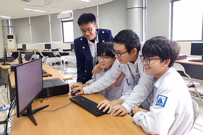 Giờ học trên nền tảng công nghệ số của học sinh Trường THPT chuyên Hà Nội-Amsterdam (Hà Nội). 