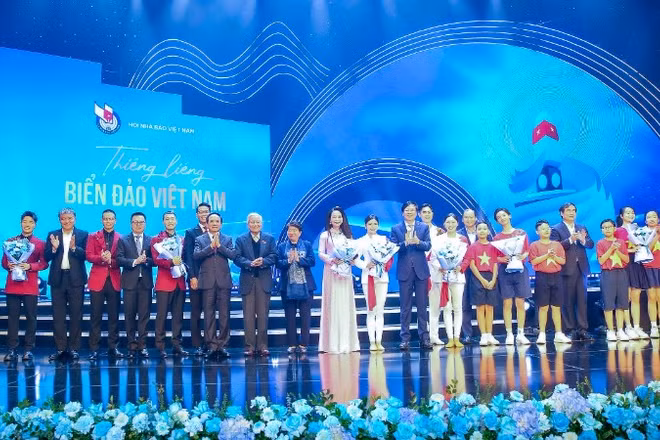 Các đại biểu và nghệ sĩ tại chương trình nghệ thuật “Thiêng liêng biển đảo Việt Nam”. (Ảnh SƠN HẢI)