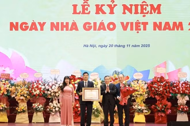 Thứ trưởng Hoàng Trung trao Bằng khen của Thủ tướng cho tập thể Bộ môn Công nghệ và Quản lý xây dựng, Khoa Công trình. 