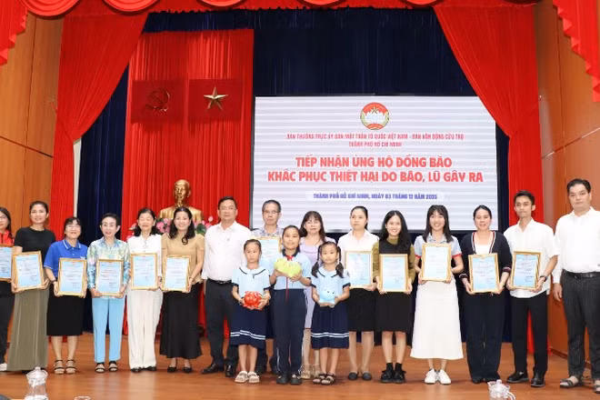 24 đơn vị, tổ chức, cá nhân đã tới ủng hộ với số tiền hơn 20 tỷ đồng trong chiều 3/12.