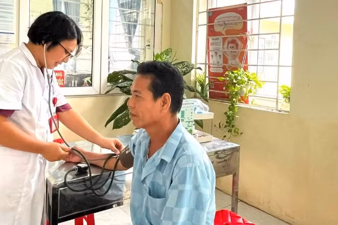 Bác sĩ Trạm Y tế xã Ứng Thiên (Hà Nội) khám sức khỏe cho người dân.