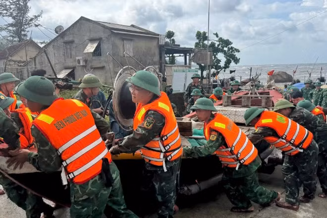 Lực lượng vũ trang tỉnh Hà Tĩnh hỗ trợ người dân di dời phương tiện, đến nơi trú tránh an toàn.