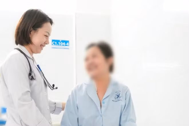 Bác sĩ Bệnh viện Thống Nhất thăm khám bệnh nhân H.