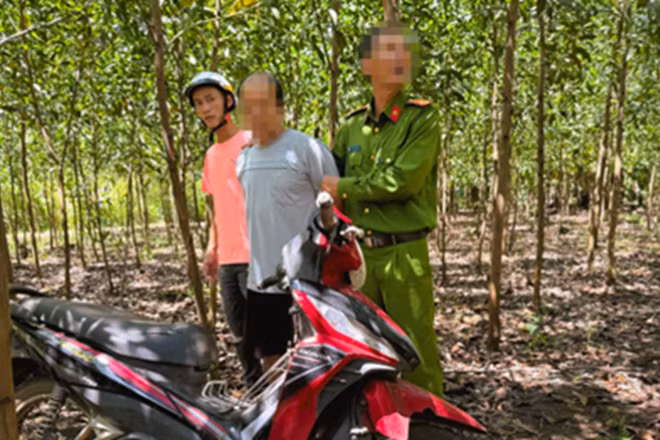 Công an xã Xuân Lộc bắt giữ nghi can cướp vé số.