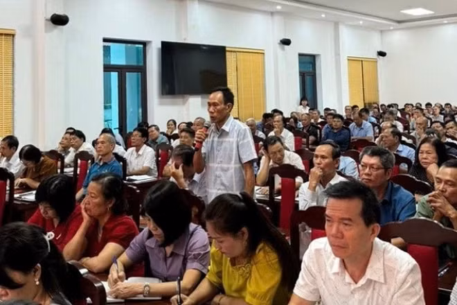 Bí thư chi bộ Tổ dân phố 14 (phường Mường Thanh cũ) thông tin nguyện vọng của nhân dân trên địa bàn.