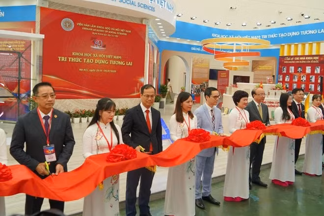 Khai mạc gian triển lãm “Khoa học xã hội Việt Nam: Tri thức tạo dựng tương lai” của Viện Hàn lâm Khoa học xã hội Việt Nam tại triển lãm thành tựu đất nước nhân kỷ niệm 80 năm Quốc khánh 2/9.