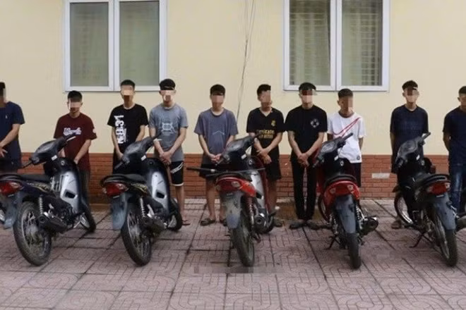Các đối tượng cùng xe máy tang vật tại cơ quan Công an.