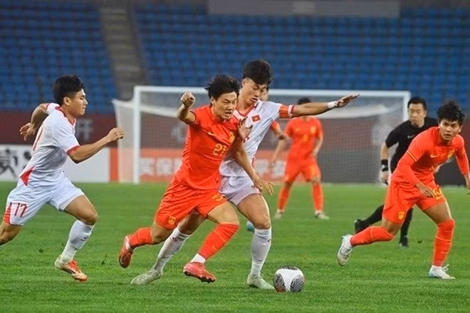 U22 Việt Nam (áo trắng) thi đấu kiên cường, thắng đội chủ nhà U22 Trung Quốc 1-0.