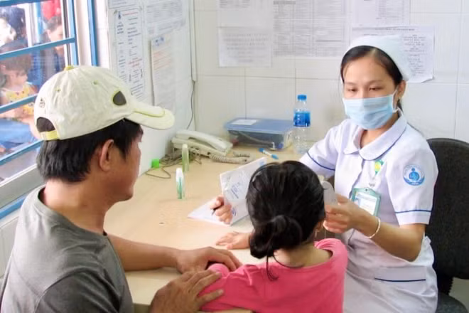 Trẻ em khám bệnh tay chân miệng tại Bệnh viện Nhi đồng 1 Thành phố Hồ Chí Minh.