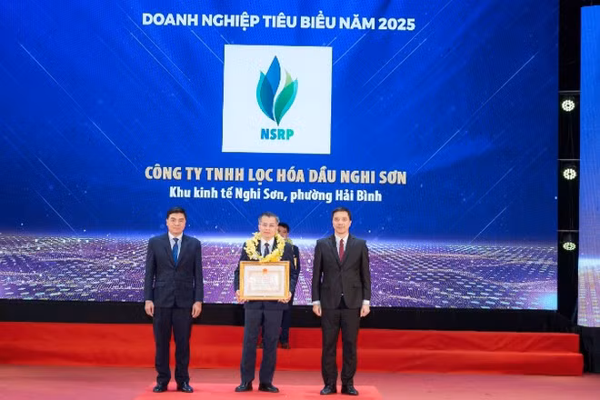 Ông Lê Nguyễn Quốc Vinh, Giám đốc nhà máy, đại diện cho tập thể NSRP nhận Bằng khen “Doanh nghiệp tiêu biểu tỉnh Thanh Hóa năm 2025”.