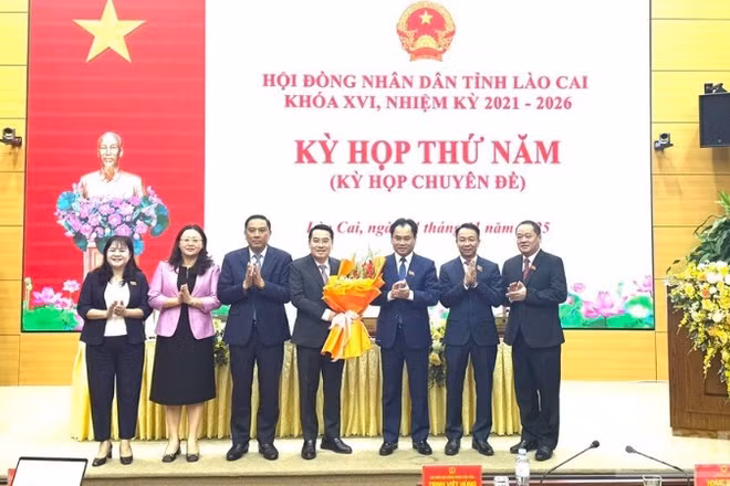 Lãnh đạo tỉnh Lào Cai tặng hoa chúc mừng Chủ tịch Ủy ban nhân dân tỉnh Nguyễn Tuấn Anh. (Ảnh: THANH SƠN)