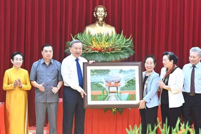 Tổng Bí thư Tô Lâm trao quà tặng Hội Khuyến học Việt Nam. (Ảnh: ĐĂNG KHOA)