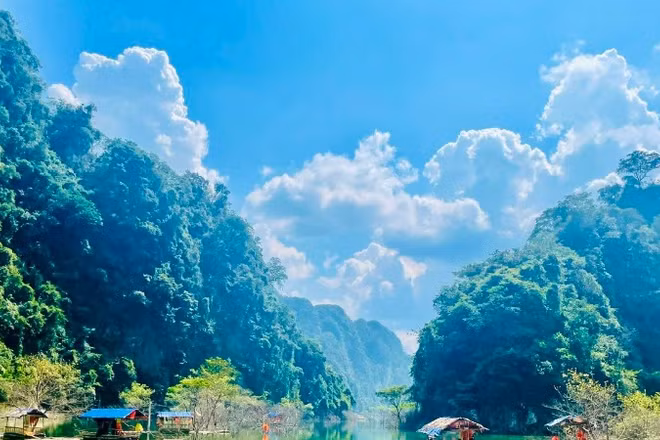 Du khách khám phá thảo nguyên Đồng Lâm, Lạng Sơn.
