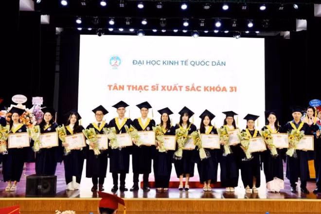 Lãnh đạo Đại học Kinh tế quốc dân trao bằng khen cho học viên khóa 31 có thành tích học tập xuất sắc. (Ảnh: TUẤN ANH)