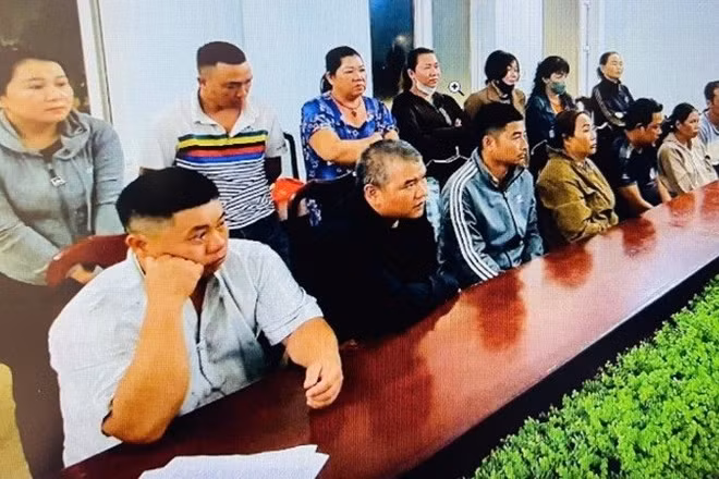 Các đối tượng tham gia đánh bạc tại cơ quan Công an.