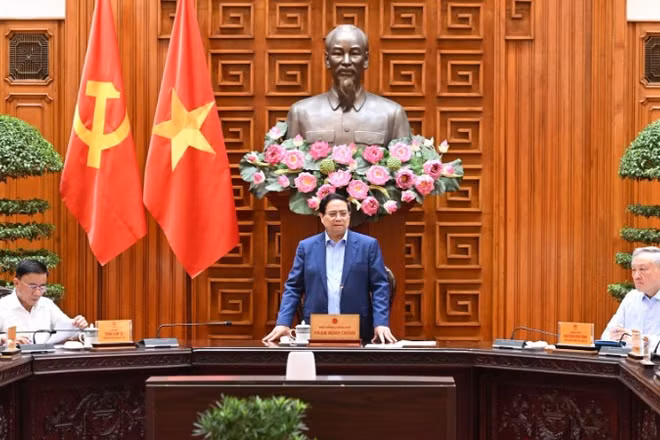 Thủ tướng Phạm Minh Chính chủ trì cuộc họp của Thường trực Chính phủ về khắc phục hậu quả thiên tai sau bão số 11. (Ảnh: TRẦN HẢI)