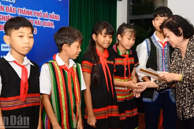 Bà Trương Mỹ Hoa, nguyên Bí thư Trung ương Đảng, nguyên Phó Chủ tịch nước, Chủ tịch Quỹ học bổng Vừ A Dính trao học bổng cho các em.