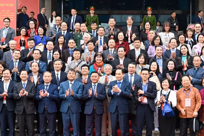 Thường trực Ban Bí thư Trần Cẩm Tú cùng các đồng chí lãnh đạo và các đại biểu dự hội nghị. (Ảnh: DUY LINH)