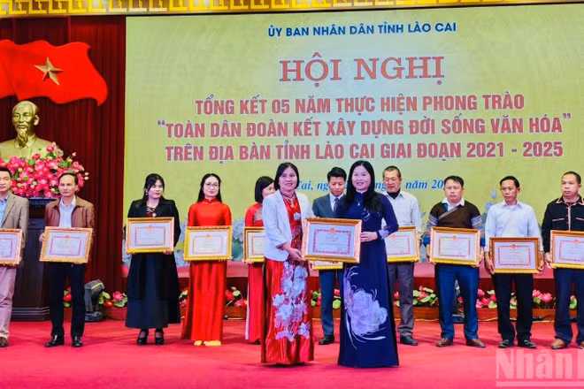 Phó Chủ tịch Ủy ban nhân dân tỉnh Vũ Thị Hiền Hạnh trao Bằng khen cho các tập thể điển hình tiên tiến. (Ảnh: THANH SƠN)
