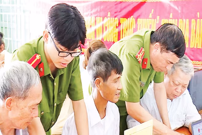 “Điểm dịch vụ công trực tuyến” hỗ trợ người dân sử dụng các dịch vụ công trực tuyến. (Ảnh Công an tỉnh Thanh Hóa)