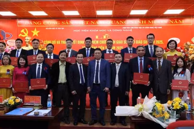 Các giảng viên của Học viện Khoa học và Công nghệ được bổ nhiệm chức danh Giáo sư, Phó Giáo sư. (Ảnh: HIẾU LAN)