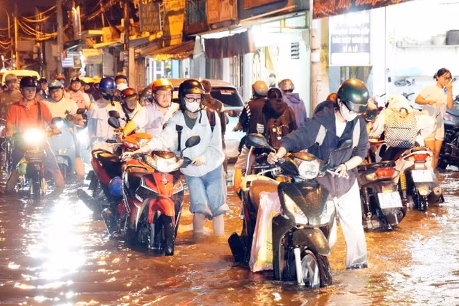 Xe gắn máy phải dắt bộ trên đường Bình Quới, phường Bình Quới, Thành phố Hồ Chí Minh. (Ảnh: TTXVN)
