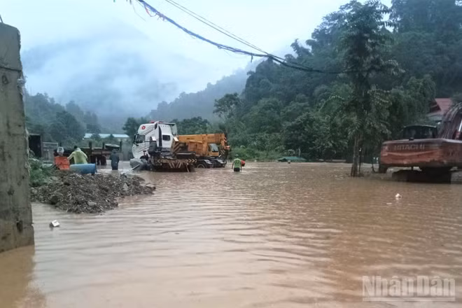 Mưa lớn khiến nhiều cầu tràn bị ngập sâu. (Ảnh: LÊ THẠCH)