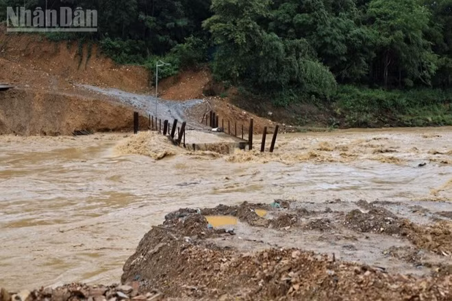 Khoảng 9 giờ ngày 20/8, cầu tạm bắc qua khe Hội Nguyện thuộc địa phận bản Yên Thắng, xã Yên Hòa bị nước lũ cuốn trôi. (Ảnh: CSCC)