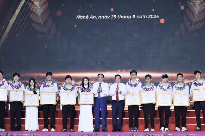 Lãnh đạo tỉnh Nghệ An tặng hoa và Bằng khen cho các em học sinh đạt giải quốc tế và giải Nhất quốc gia. (Ảnh: TTH)