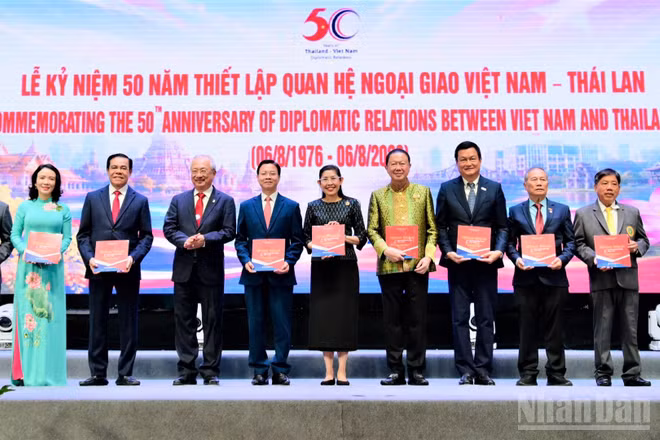 Hội Hữu nghị Việt Nam-Thái Lan trao tặng cuốn sách về quan hệ Việt Nam-Thái Lan tới các đại biểu.