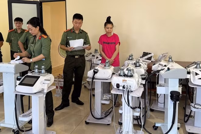 Tiến hành khám xét khẩn cấp cơ sở “Phúc Tâm 8”, lực lượng chức năng thu giữ 2 phi thuyền tắm trắng, 10 máy xung điện, 7 máy đầm G5, 3 máy Bio-photon FS-20'9, 2 máy chiếu hồng ngoại, 3 máy Meiboyi cùng nhiều sản phẩm khác không rõ nguồn gốc, xuất xứ và một số tang vật liên quan khác. (Ảnh: CÔNG AN NGHỆ AN)